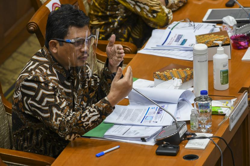 Direktur Utama Badan Penyelenggara Jaminan Sosial (BPJS) Kesehatan Ali Ghufron Mukti mengikuti Rapat Dengar Pendapat (RDP) dengan Komisi IX DPR di Kompleks Parlemen, Senayan, Jakarta, Rabu (17/3/2021). Rapat tersebut membahas peningkatan kualitas pelayanan kesehatan JKN di masa pandemi serta membahas penyelesaian klaim bayi baru Iahir dan surplus Dana Jaminan Sosial (DJS) Kesehatan Tahun 2020.