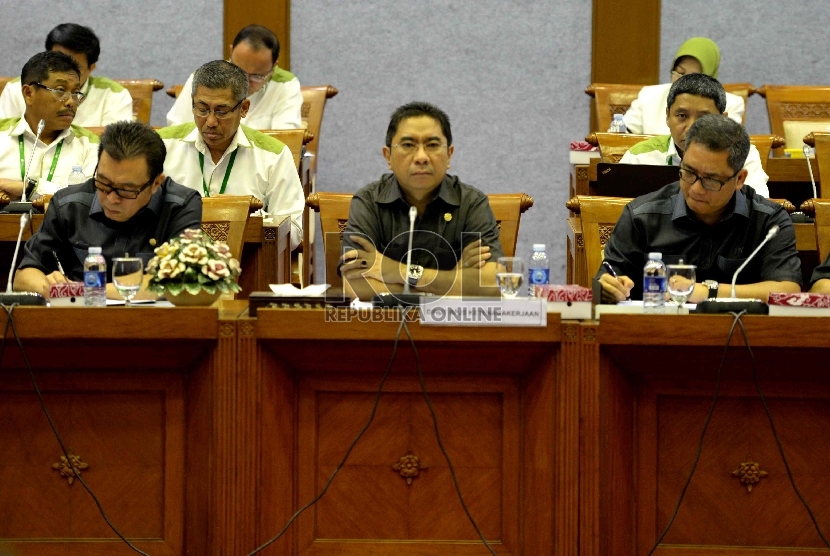  Direktur Utama Badan Penyelenggara Jaminan Sosial (BPJS) Ketenagakerjaan, Elvyn G. Masassya (tengah) mengikuti rapat kerja dengan Komisi IX DPR RI di Kompleks Parlemen, Senayan, Jakarta, Senin (26/1). (Republika/ Wihdan)