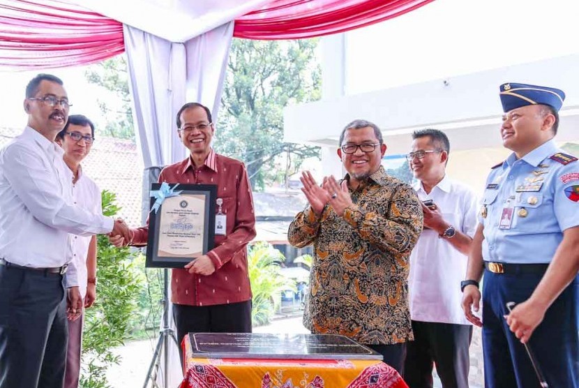 Direktur Utama bank bjb Ahmad Irfan bersalaman dengan Kepala Sekolah SMA Negeri 9 Kota Bandung Agustia Mulyadi (kiri) didampingi Gubernur Jabar Ahmad Heryawan.