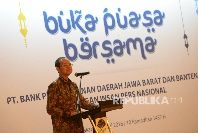 Direktur Utama Bank BJB Ahmad Irfan memberikan paparan saat buka puasa bersama Bank BJB di Jakara, Rabu (15/6). (Republika/Wihdan)