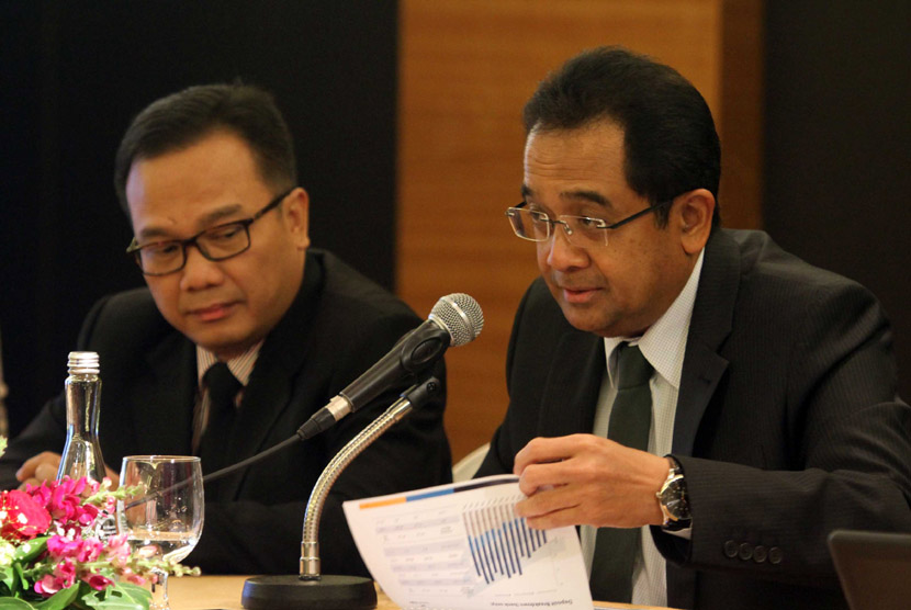 Direktur Utama Bank BJB Bien Subianto (kanan) bersama Direktur BJB Syariah Toto Susanto (kiri) seusai acara Analyst Meeting di Jakarta, Selasa (11/3).