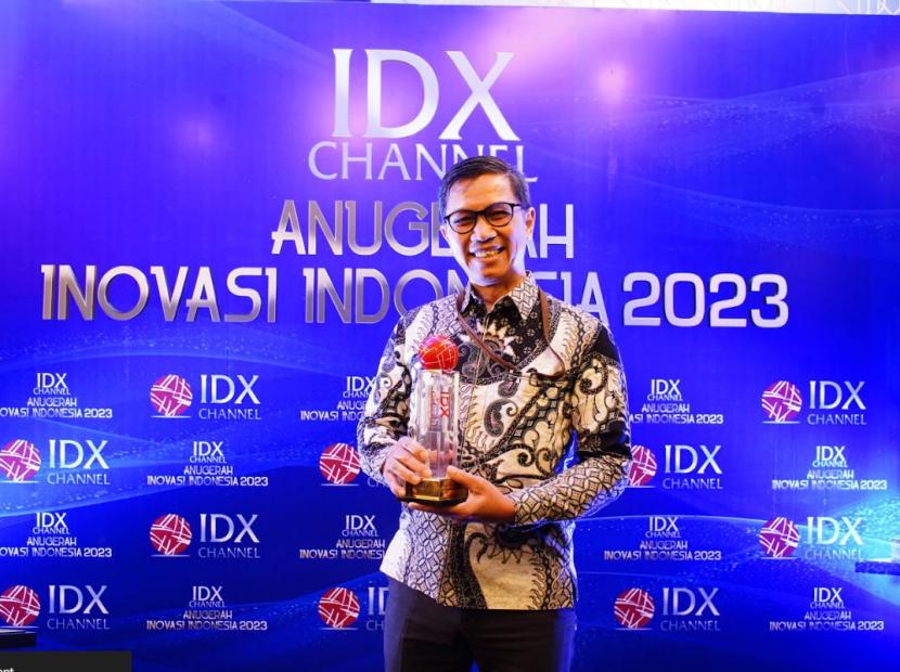 Direktur Utama bank bjb syariah Adang A. Kunandar berfoto bersama para CEO penerima penghargaan di IDX Anugerah Inovasi Indonesia 2023.