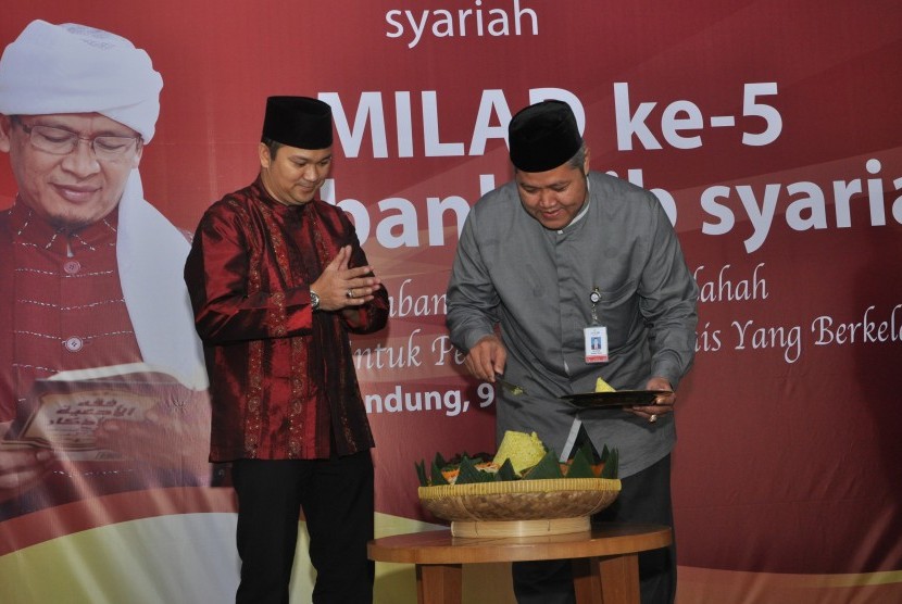Direktur Utama Bank BJB Syariah (BJBS) Ali Nuridin (kanan) memotong tumpeng milad BJBS ke-5 di Kantor Pusat BJBS, Kota Bandung, akhir pekan lalu