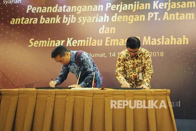Direktur Utama Bank BJB Syariah Indra Falatehan (kanan) dan Direktur Pemasaran PT Antam TBK Tatang Hendra menandatangani perjanjian kerjasama antara Bank BJB Syariah dan PT Antam di Hotel Prama Grand Preanger Bandung, Kota Bandung, Jumat (14/9).