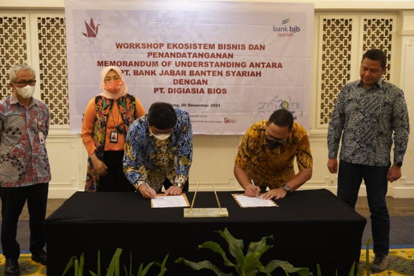  Direktur Utama Bank BJB Syariah Indra Falatehan (kiri) dan Direktur PT Digi Asia Bios Hermansiah Haryono (kanan) menandatangani kerja sama terkait digitalisasi perbankan di Hotel El Royale, Kota Bandung, Senin (6/12).