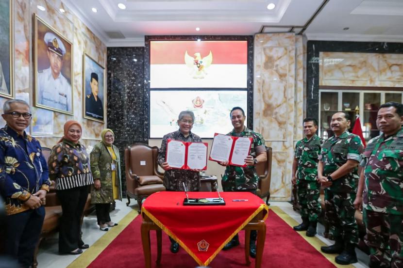 Direktur Utama Bank BJB Yuddy Renaldi dan Panglima TNI Jenderal Andika Perkasa menunjukkan nota kesepahaman yang ditandatanganinya di Kantor Subden Mabes TNI, Jakarta, Selasa (23/8).