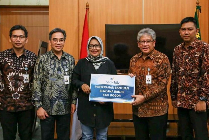 Direktur Utama Bank BJB Yuddy Renaldi (kedua kana) menyerahkan bantuan secara simbolik untuk korban bencana di Bogor, belum lama ini.