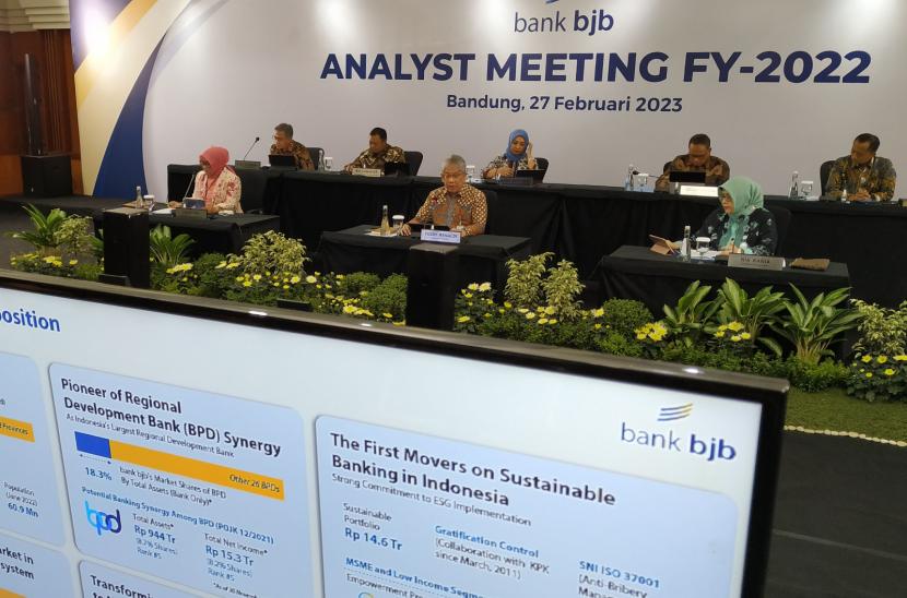 Direktur Utama Bank BJB Yuddy Renaldi (tengah) bersama para direksi Bank BJB menyampaikan paparan dalam Analyst Meeting Full Year (FY) 2022 di Menara Bank BJB, Kota Bandung, Senin (27/2/2023). Sepanjang 2022, Bank BJB mencatatkan laba sebelum pajak Rp 2,8 triliun dengan Non Performing Loan (NPL) atau rasio kredit macet di level 1,16 persen, dan coverage ratio di level 124,3 persen. 