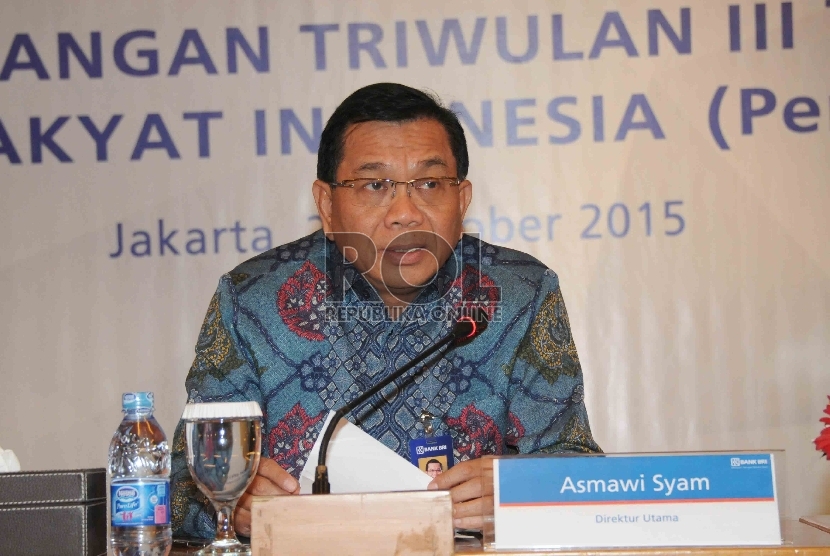Direktur Utama Bank BRI, Asmawi Syam memberikan paparan kinerja triwulan III tahun 2015 Bank BRI di Gedung BRI Jakarta, Kamis (22/10). 