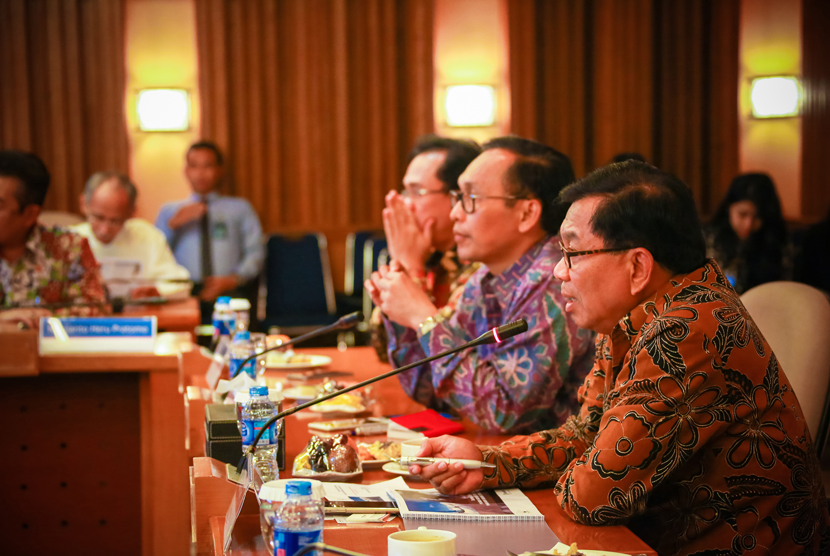  Dirut Bank BRI Asmawi Syam (paling kanan) memberikan sambutan dan paparan bisnis di hadapan Dirut Garuda Indonesia Arif Wibowo (kedua dari kanan) pada acara pembahasan mengenai Business Collaboration di Gedung BRI 1, Jakarta (10/5).