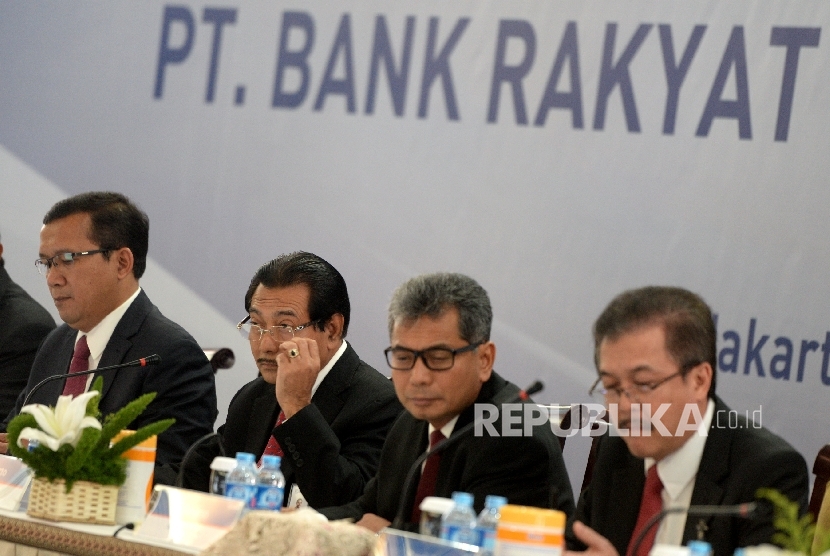 Direktur Utama Bank BRI Suprajarto (kedua kiri) bersama jajaran direksi Bank BRI saat konferensi pers pemaparan keuangan triwulan II Bank BRI di Jakarta, Kamis (3/8). 