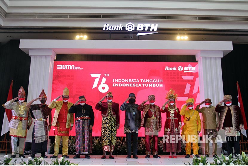 Direktur Utama Bank BTN Haru Koesmahargyo bersama jajaran Direksi dan Komisaris saat mengikuti Upacara HUT Kemerdekaan RI ke-76 di Istana Negara, Jakarta, secara virtual, Selasa (17/8). 