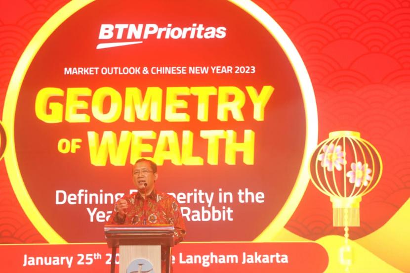 Direktur Utama Bank BTN Haru Koesmahargyo dan Komisaris Utama Bank BTN Chandra M Hamzah bersama nasabah BTN Prioritas merayakan Chinese New Year atau Imlek 2023 dengan menggelar Tuan Nian Fan di Jakarta, Rabu (25/1/2023).