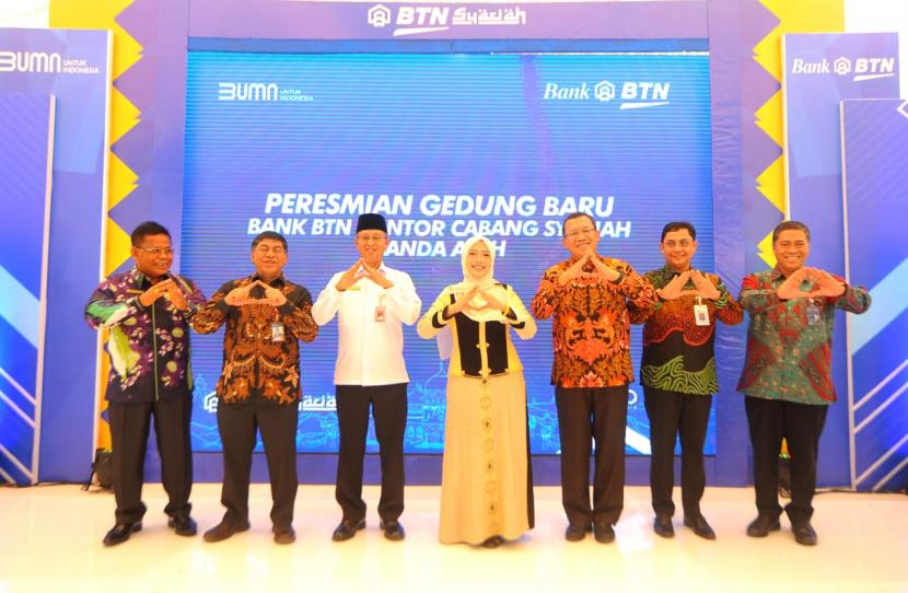 Direktur Utama Bank BTN Haru Koesmahargyo (kanan) bersama Direktur Consumer Hirwandi Gafar (kedua kanan), Asisten Administrasi Umum Sekda Provinsi Aceh Iskandar AP (ketiga kanan) dan Wali Kota Banda Aceh Aminullah Usman (kedua kiri) menyaksikan Ketua Dekranasda Aceh Dyah Erti Idawati membuka rekening tabungan usai peresmian Gedung Baru Bank BTN Kantor Cabang Syariah (KCS) Banda Aceh, di Kuta Alam, Banda Aceh, Rabu (29/6/2022). 