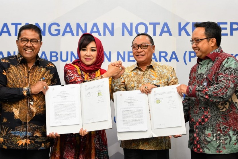 Direktur Utama Bank BTN Maryono i sela penandatanganan Memorandum of Understanding (MoU) antara Bank BTN dengan PP-INI terkait Penyediaan Jasa Layanan Perbankan dan Pembuatan Akta-Akta Dalam Rangka Kegiatan Perbankan di Jakarta, Selasa (23/10).  