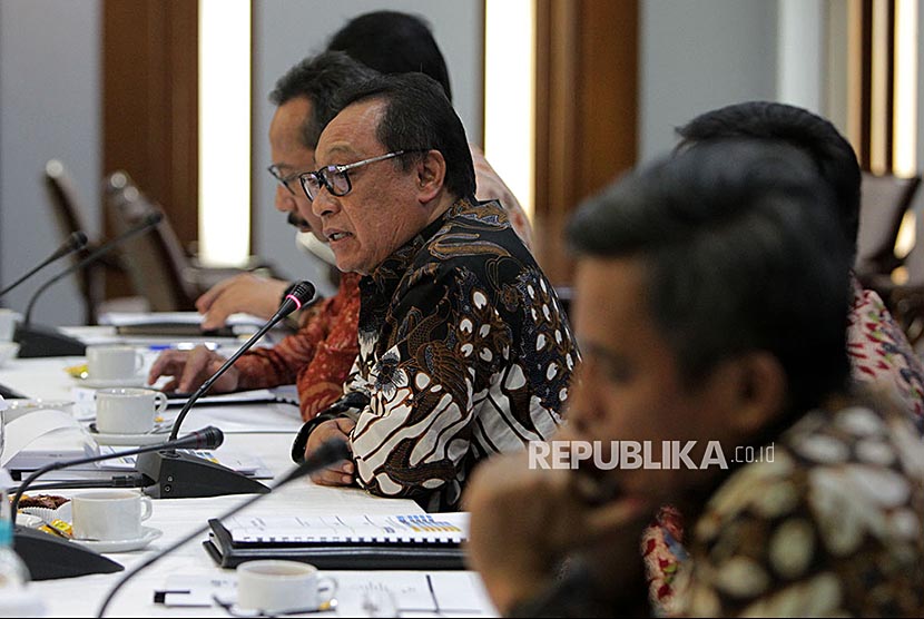 Direktur Utama Bank BTN Maryono memaparkan kinerja Bank BTN di Jakarta, Senin (23/10/2017). Bank BTN mencatatkan perolehan laba bersih senilat Rp 2 triliun atau naik 24% secara tahunan dari Rp 1,62 triliun pada periode yang sama tahun sebelumnya. Pencapaian laba bersih Bank BTN pada kuartal III/2017 tersebut, disumbang oleh kredit dan pembiayaan yang tumbuh sebesar 19,95% yoy 