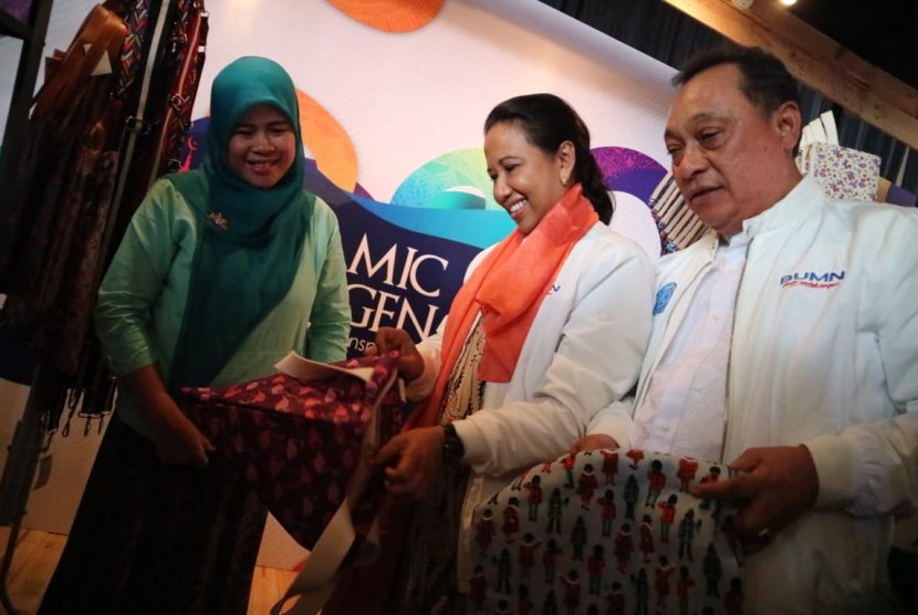 Direktur Utama Bank BTN Maryono mendampingi Menteri BUMN Rini M Soemarno, meninjau pameran di acara Islamic Nexgen Fest yang diselenggarakan di Telkom University, Ahad (27/1).