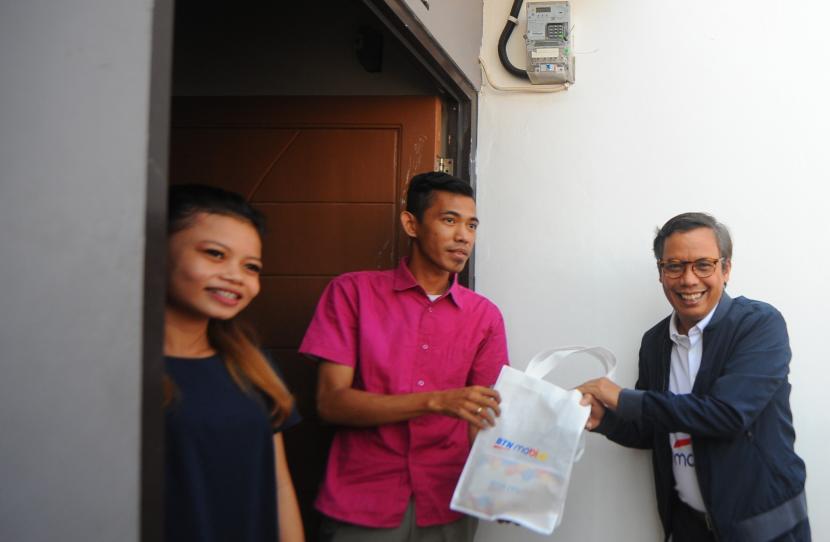  Direktur Utama Bank BTN Nixon LP Napitupulu bersama berbincang dengan nasabah KPR Bank BTN di Perumahan Kemala Dandelion, Bekasi, Jawa Barat, Senin (4/9/2023).