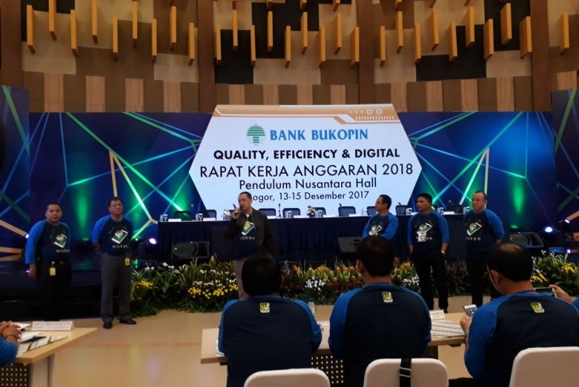 Direktur Utama Bank Bukopin Glen Glenardi (tengah) bersama jajaran direksi Bank Bukopin meluncurkan layanan perbankak digital Bukopin Wokee di sela-sela Rapat Kerja Anggaran 2018 Bank Bukopin di Ciawi, Bogor, Jawa Barat pada Jumat (15/12).