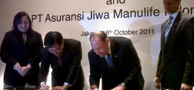 Direktur Utama Bank Danamon, Hendry Ho (kiri), dan CEO Manulife, Alan Merter, menandatangani kemitraan di Hotel JW Mariott Jakarta, Selasa (18/10).