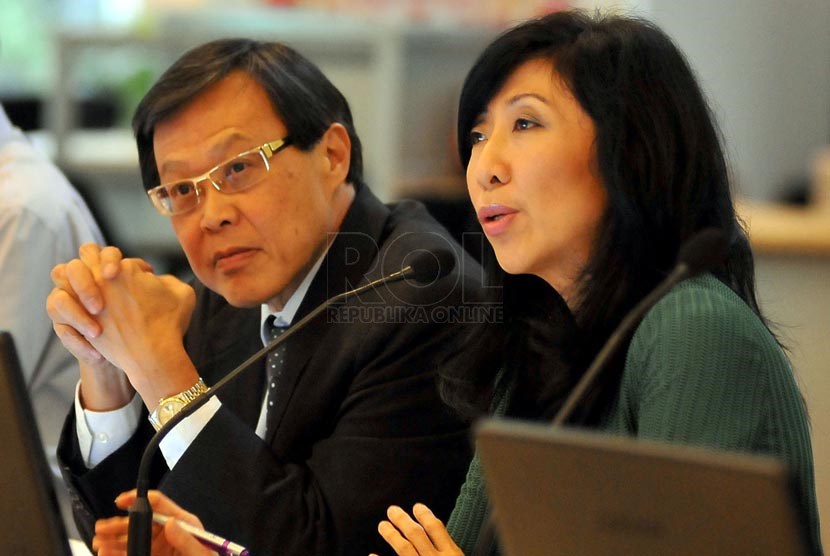 Direktur Utama Bank Danamon Henry Ho (kiri) bersama dengan Direktur Keuangan Vera Eve Lim memberikan keterangan mengenai kinerja keuangan Bank Danamon Kuartal I tahun 2014 di Jakarta, Rabu (16/4).