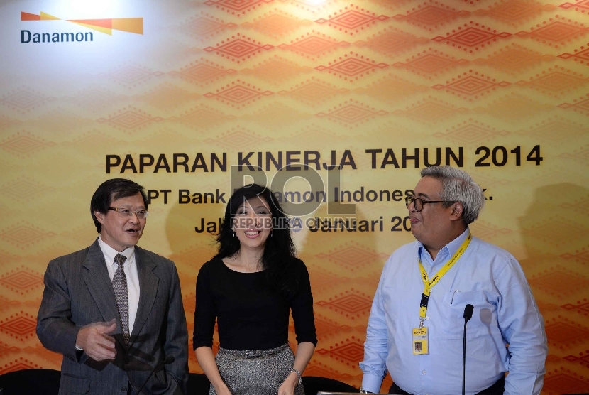 Direktur Utama Bank Danamon Henry Ho (kiri), Direktur Bank Danamon Vera Eve Lim dan Presiden Direktur Adira Insurance Indra Baruna mengumumkan kinerja keuangan PT. Bank Danamon Indonesia Tbk tahun 2014, Jakarta, Kamis (29/1).(Republika/ Yasin Habibi)