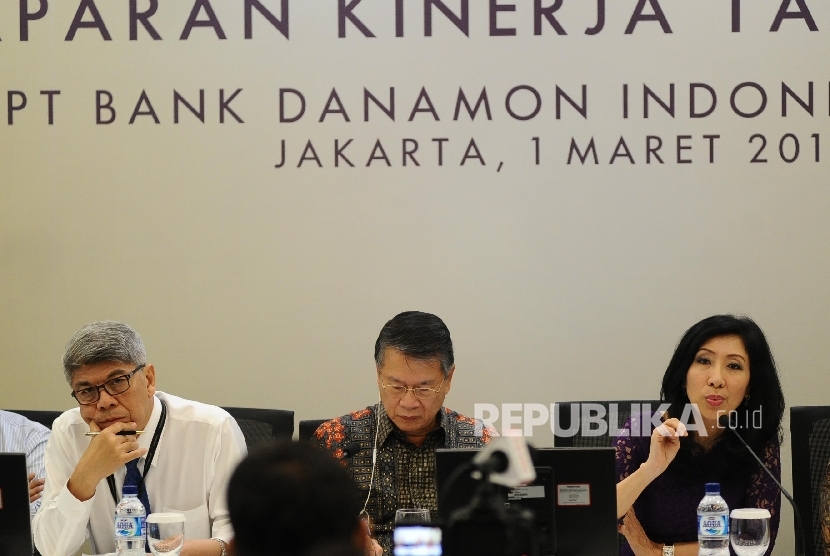 Direktur Utama Bank Danamon Sng Seow Wah (tengah), Wakil Direktur Utama Muliadi Rahardja, Direktur Vera Eve Lim (dari kiri) berbicara saat pemaparan kinerja keuangan 2016 di Jakarta, Rabu (1\3)