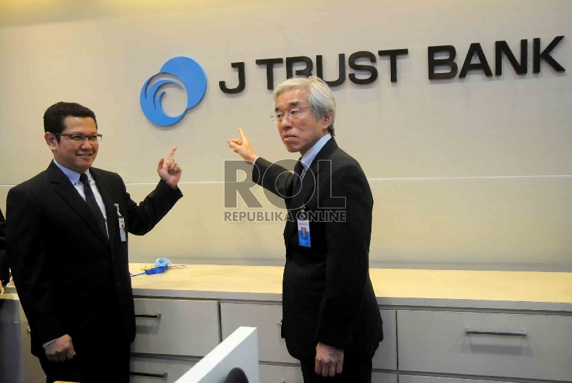 Direktur Utama Bank J Trust Indonesia, Ahmad Fajar (kiri) berbincang dengan Komisaris Utama Nobiru Adachi (kanan) saat perkenalan logo baru PT Bank J Trust Indonesia di Jakarta, Selasa (23/6). 