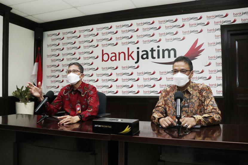 Direktur Utama Bank Jatim Busrul Iman (kiri) saat memaparkan kinerja perusahaan, Selasa (7/9).