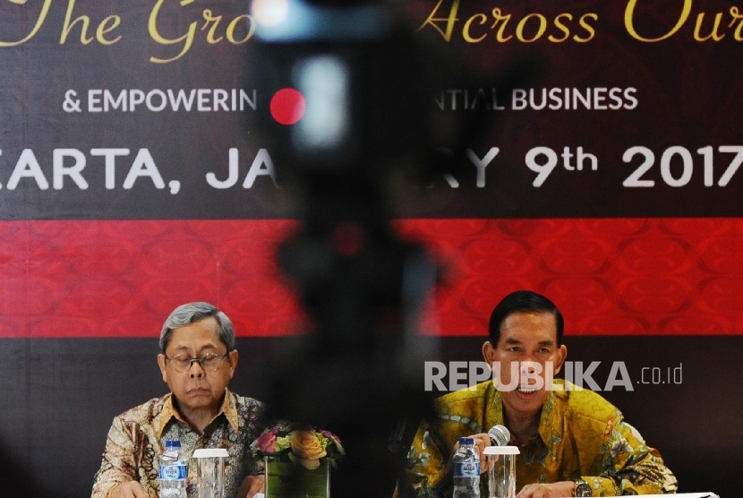 Direktur Utama Bank Jatim R Soeroso ( Kanan), Komisaris Utama Heru Santoso (kiri) berbincarag saat menyampaikan kinerja keuangan tahun 2016 di Jakarta, Senin (9\1).