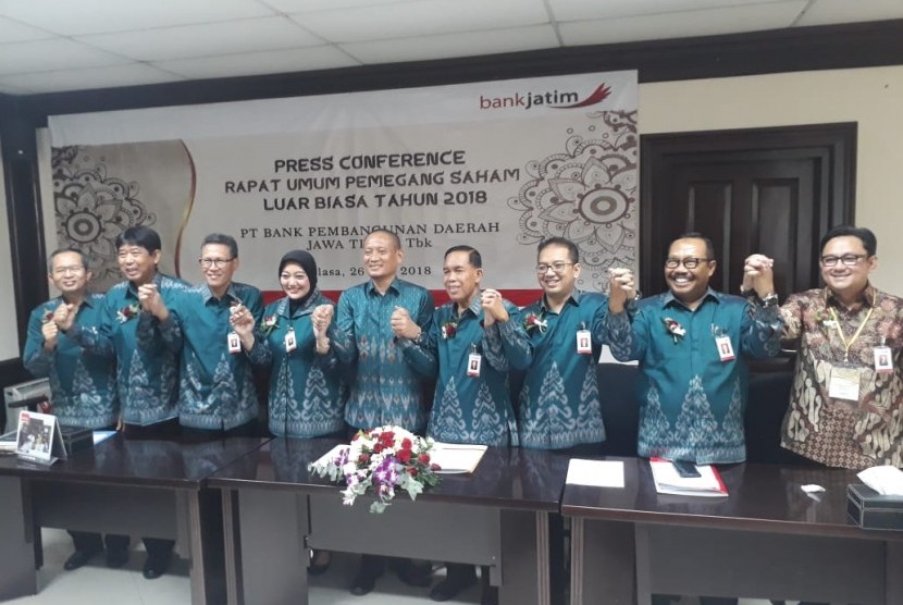 Direktur utama Bank Jatim, Soeroso (keempat kanan) bersama jajaran direksi Bank Jatim, seusai menggelar rapat umum pemegang saham luar biasa (RUPSLB) 2018 di Ruang Bromo Kantor Pusat Bank Jatim, Surabaya, Selasa (26/6).