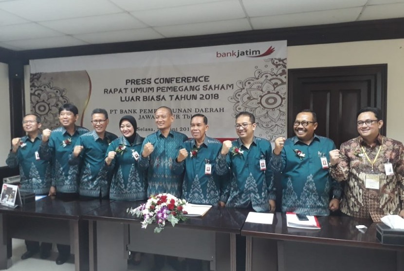 Direktur utama Bank Jatim, Soeroso (keempat kanan) bersama jajaran direksi Bank Jatim, seusai menggelar rapat umum pemegang saham luar biasa (RUPSLB) 2018 di Ruang Bromo Kantor Pusat Bank Jatim, Surabaya, Selasa (26/6).