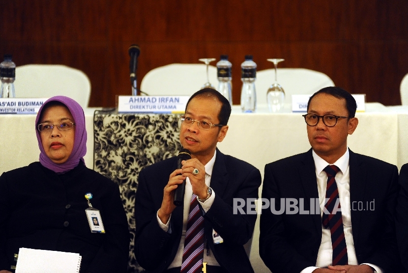 Direktur Utama Bank Jawa Barat Ahmad Irfan (tengah) berbicara kepada media usai mengelar Analis Meeting di Jakarta, Kamis (28/4).