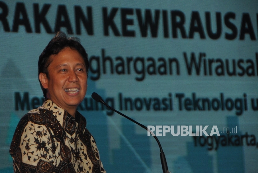 Direktur Utama Bank Mandiri Budi G Sadikin menyampaikan pengarahannya pada acara Gerakan Kewirausahaan Nasional 2016, Penghargaan Wirausaha Muda Mandiri (WMM) 2015 dengan tema “Mendukung Teknologi untuk Kemajuan Ekonomi Bangsa” di Yogyakarta. Selesa (8/3).