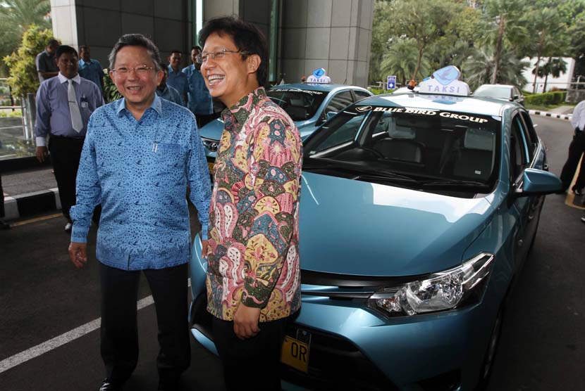 Direktur Utama Bank Mandiri Budi Gunadi Sadikin (kanan) bersama Presiden Direktur Blue Bird Purnomo Prawiro (kiri), mencoba EDC Bank Mandiri di taksi Blue Bird di Jakarta, Senin (5/5). 