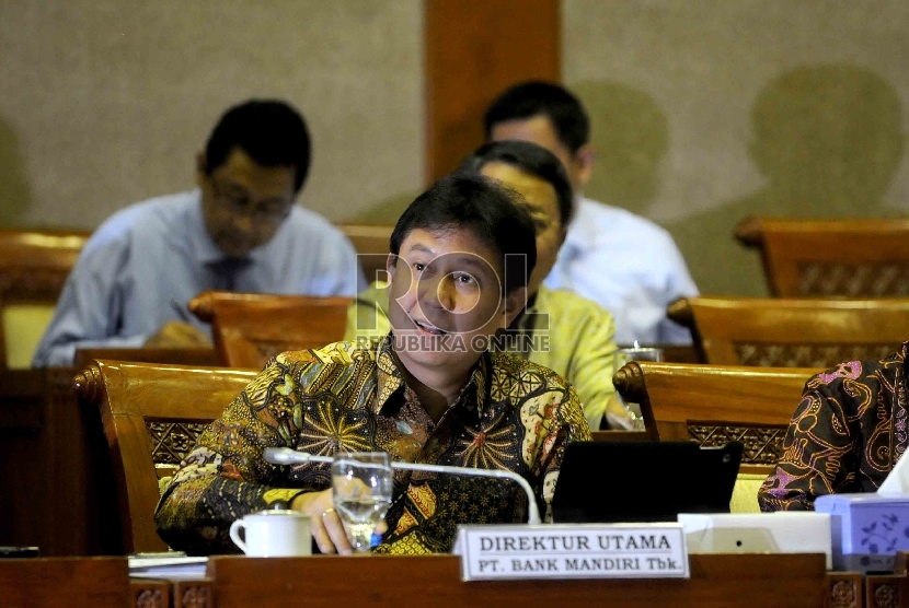 Direktur Utama Bank Mandiri Budi Gunadi Sadikin, mengikuti rapat dengar pendapat dengan Komisi XI DPR RI di Komplek Parlemen, Jakarta, Rabu (8/4). 