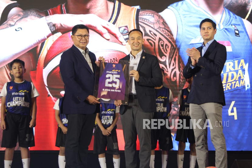 Direktur Utama Bank Mandiri Darmawan Junaidi (kiri), Ketua Umum Perbasi Budi Djiwandono (kanan) dan Direktur Utama Indonesian Basketball League (IBL) Junas Miradiarsyah (tengah) berfoto bersama dalam acara peresmian kerja sama antara Bank Mandiri dengan IBL di Jakarta, Selasa (7/1/2025). Kerja sama tersebut merupakan bentuk kolaborasi dan dukungan Bank Mandiri untuk mengakselerasi prestasi olahraga nasional sehingga mampu mampu melahirkan atlet-atlet berbakat yang dapat mengharumkan nama bangsa di kancah internasional. 