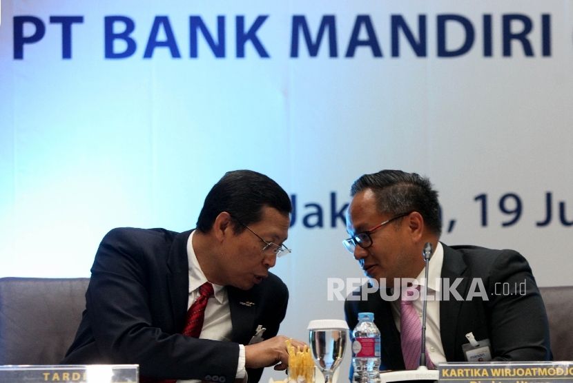 Direktur Utama Bank Mandiri Kartika Wirjoatmodjo (kanan),berbincang bersama Direktur Retail Banking Bank Mandiri Tardi (kiri),di sela pemaparan kinerja Bank  Mandiri Triwulan II/2017 di Jakarta, Rabu (19/7).