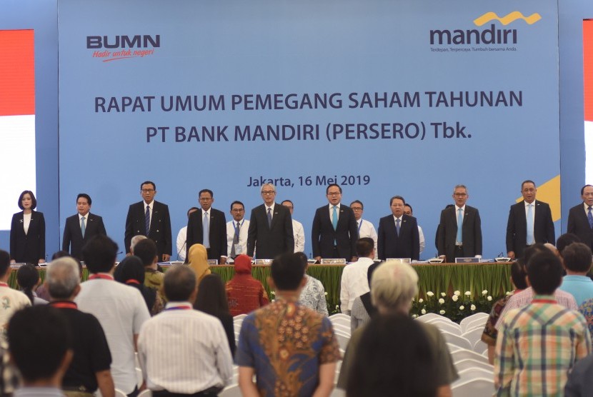Direktur Utama Bank Mandiri Kartika Wirjoatmodjo (kelima kanan) bersama Komisaris Utama Hartadi A Sarwono (kelima kiri) dan jajaran direksi bersiap memulai Rapat Umum Pemegang Saham Tahunan (RUPST) Bank Mandiri di Jakarta, Kamis (16/5/2019).