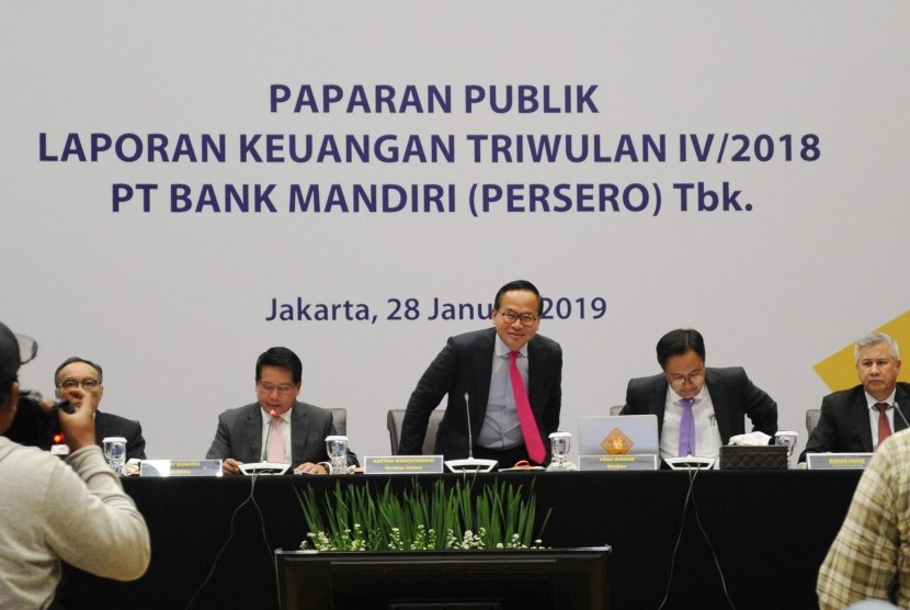 Direktur Utama Bank Mandiri Kartika Wirjoatmojo (tengah) bersiap saat akan berikan Laporan Keuangan Triwulan IV/2018 PT Bank Mandiri Tbk di Jakarta, Senin (28/1).B ank Mandiri berhasil meraup laba bersih sebesar Rp 25 Triliun sepanjang tahun 2018, tumbuh 21,2 persen dibanding tahun sebelumnya. Kenaikan laba bersih tersebut didorong oleh pertumbuhan pendapatan bunga bersih (NII) sebesar 5,28 persen menjadi Rp 57,3 triliun.