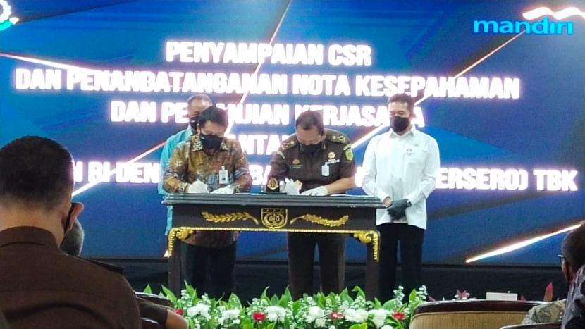 Direktur Utama Bank Mandiri Royke Tumilaar dan Jaksa Agung Sanitiar (ST) Burhanuddin saat menandatangani nota kesepahaman dan perjanjian kerja sama.di Jakarta, Selasa (16/6).