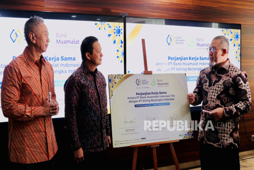 Direktur Utama Bank Muamalat Imam Teguh Saptono (kanan) berbincang dengan Direktur Utama PT Kliring Berjangka Indonesia Budi Susanto (tengah) dan Direktur Keuangan dan Manajemen Risiko PT Kliring Berjangka Indonesia Adiyasa Suhadibroto (kiri) 