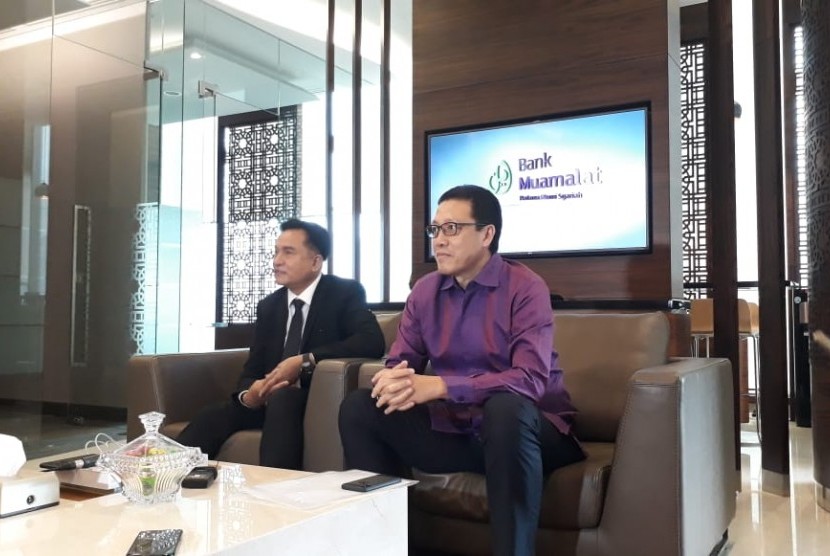 Direktur Utama Bank Muamalat Indonesia, Achmad Kusna Permana dan Pengacara Perusahaan Bank Muamalat Yusril Ihza Mahendra dalam konferensi pers di Muamalat Tower, Jakarta, Rabu (5/2).