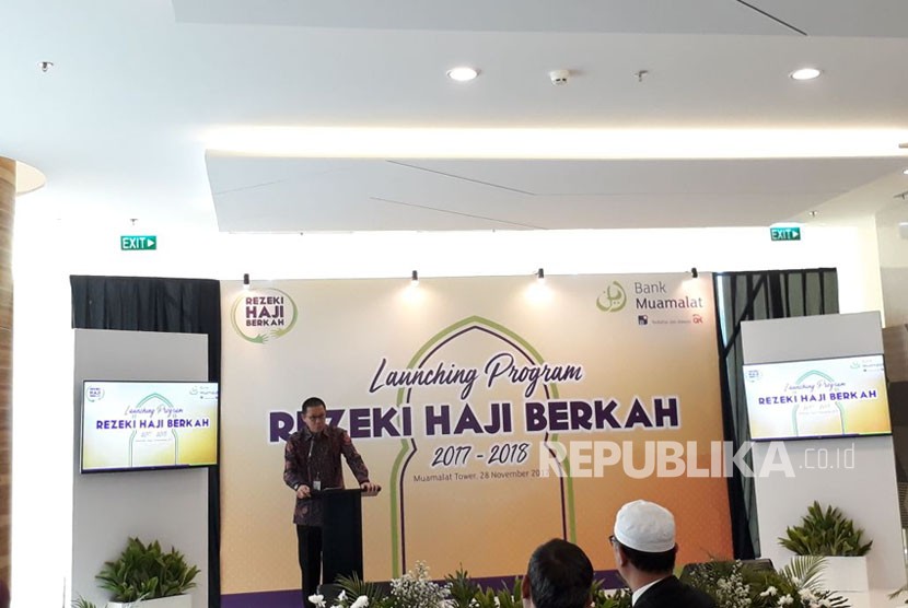 Direktur Utama Bank Muamalat Indonesia, Achmad Kusna Permana, memberi sambutan Program Rezeki Haji Berkah Bank Muamalat di Muamalat Tower, Jakarta, Selasa (28/11).