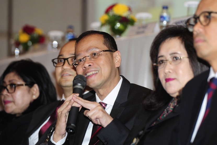 Direktur Utama Bank Pembangunan Daerah Jawa Barat Banten (BJB) Ahmad Irfan (tengah) didampingi Direktur Konsumer Fermiyanti (kiri), Direktur Mikro Agus Gunawan (kedua kiri), Direktur Komersial Suartini (kedua kanan) dan Direktur Kepatuhan dan Manajemen Ris