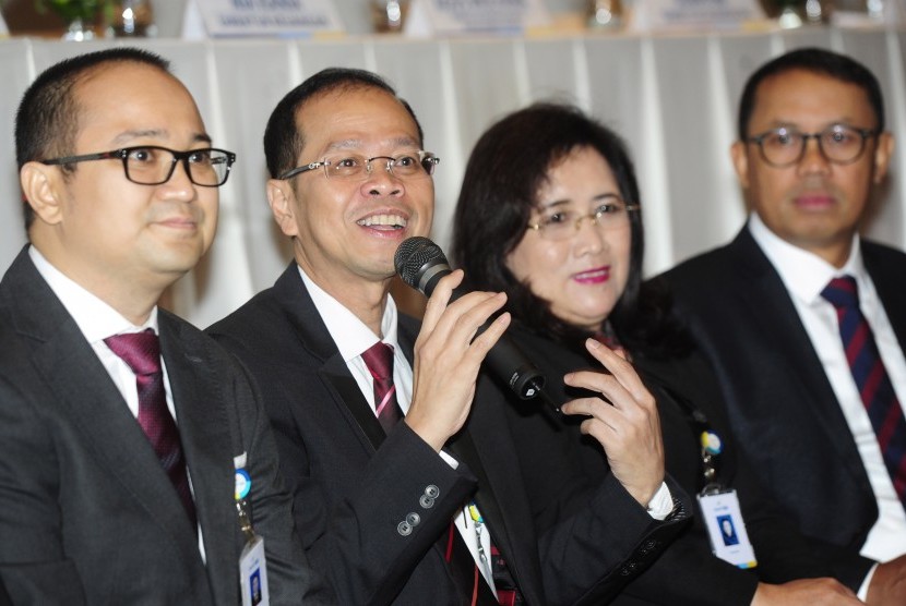 Direktur Utama Bank Pembangunan Daerah Jawa Barat Banten (BJB) Ahmad Irfan (kedua kiri) didampingi Direktur Mikro Agus Gunawan (kiri), Direktur Komersial Suartini (kedua kanan) dan Direktur Kepatuhan dan Manajemen Risiko Agus Mulyana menjawab pertanyaan wa