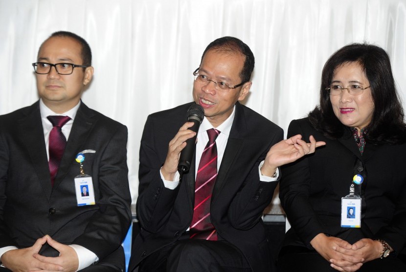 Direktur Utama Bank Pembangunan Daerah Jawa Barat Banten (BJB) Ahmad Irfan (tengah) didampingi Direktur Mikro Agus Gunawan (kiri) dan Direktur Komersial Suartini.