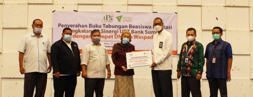 Direktur Utama Bank Sumut, Muhammad Budi Utomo, serahkan dana zakat karyawan sebesar 150 Juta kepada Dompet Dhuafa Waspada di Ballroom Lantai 10, Rabu (27/1). 