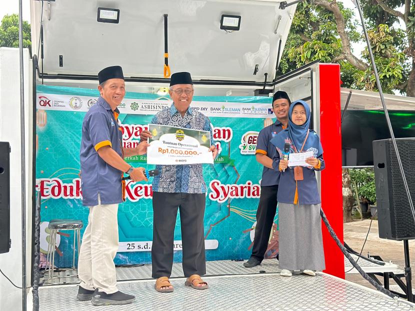 Direktur Utama Bank Syariah BDS Edi Sunarto (kiri) secara simbolis membagian bantuan operasional senilai Rp 1 juta kepada Masjid Jami Karangkajen pada acara Gebyar Ramadhan Keuangan Syariah 2024 di Yogyakarta, Selasa (26/3/2024).