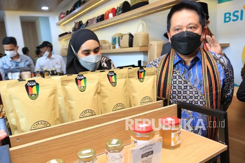 Direktur Utama Bank Syariah Indonesia (BSI) Hery Gunardi (kanan) melihat salah satu produk UMKM seusai peluncuran dan peresmian BSI UMKM Center di Banda Aceh, Aceh, Rabu (29/12/2021). Direktur Utama BSI menyebut perbankan syariah tetap tumbuh kuat di tengah pandemi. Ilustrasi.